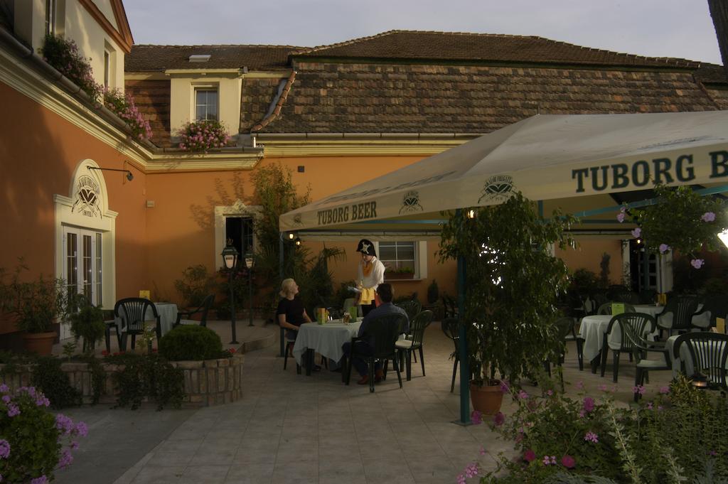 Hôtel Kaloz Fregatt Panzio & Etterem à Tata Extérieur photo
