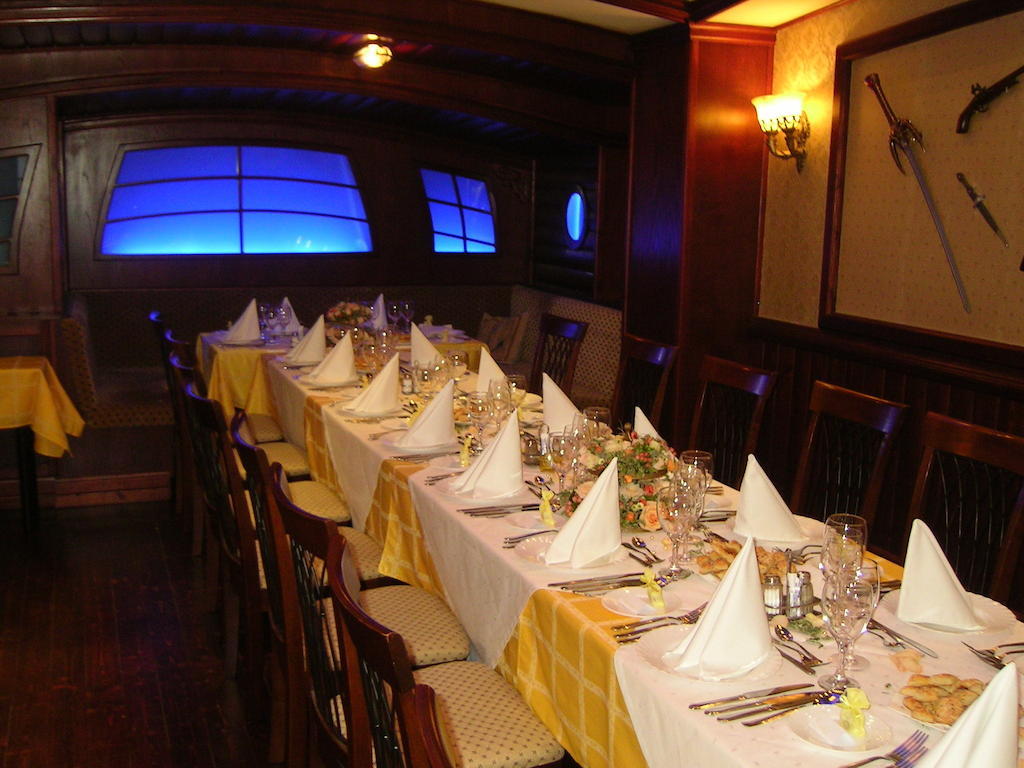 Hôtel Kaloz Fregatt Panzio & Etterem à Tata Extérieur photo