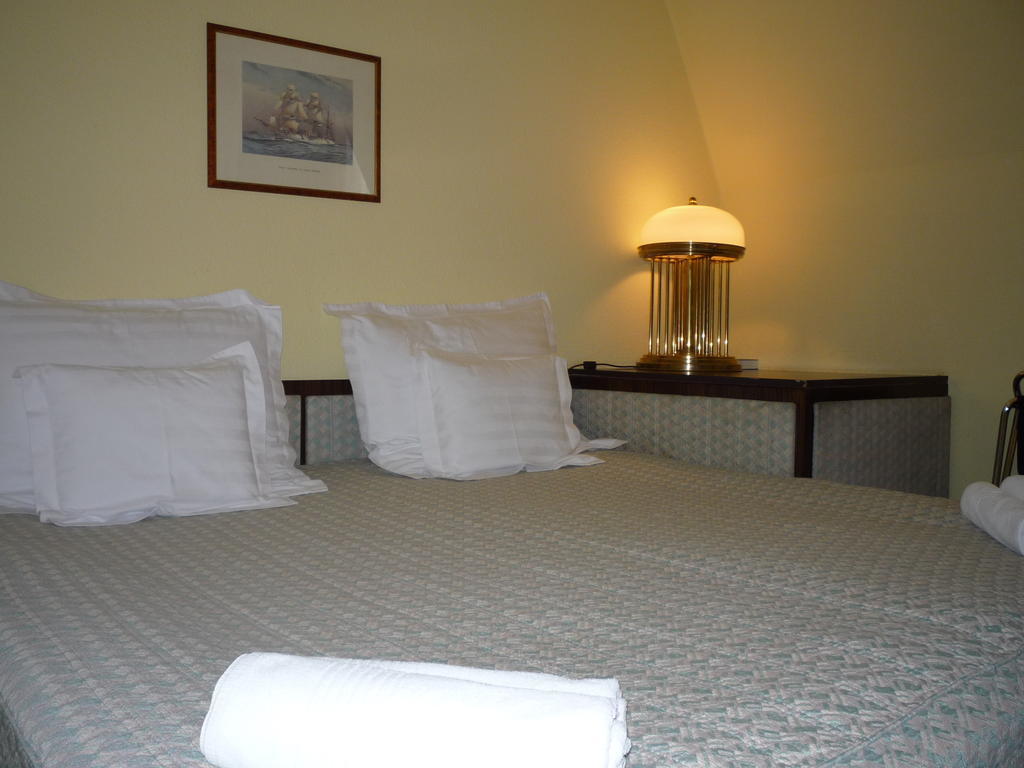 Hôtel Kaloz Fregatt Panzio & Etterem à Tata Chambre photo