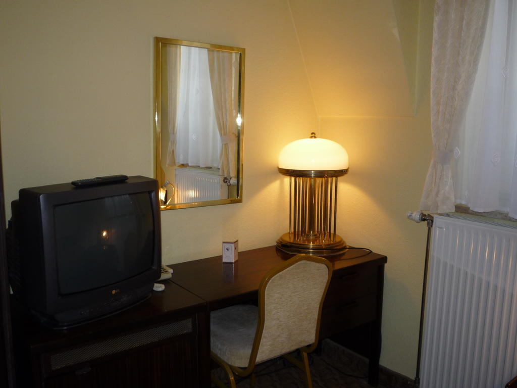 Hôtel Kaloz Fregatt Panzio & Etterem à Tata Chambre photo