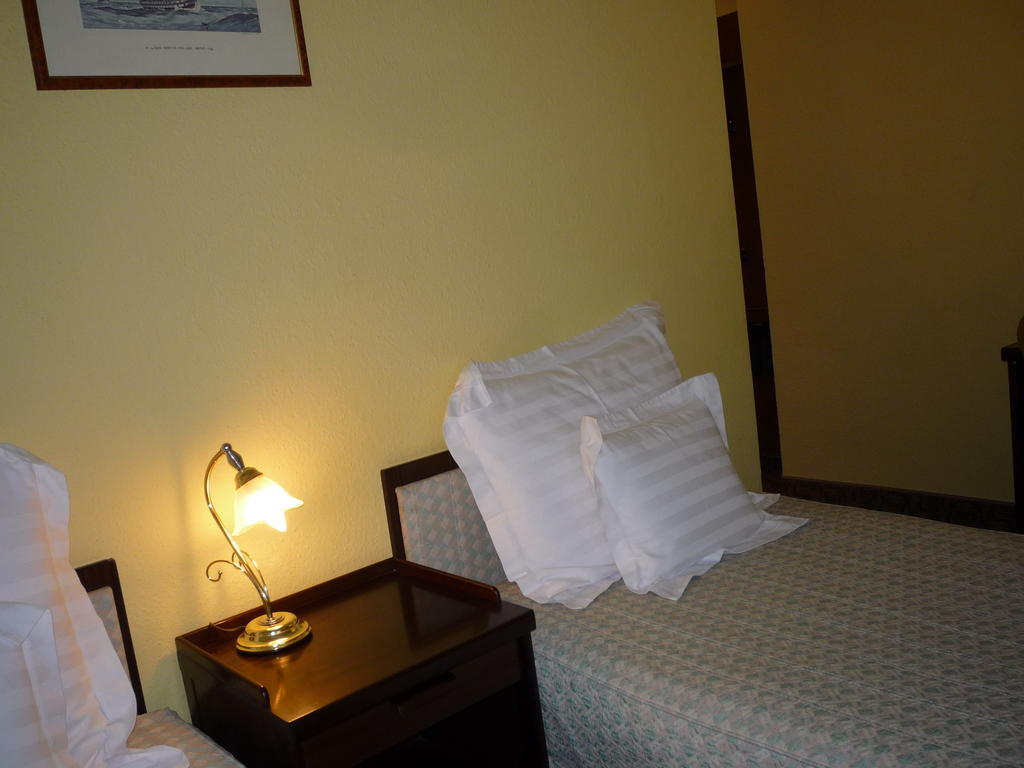Hôtel Kaloz Fregatt Panzio & Etterem à Tata Chambre photo