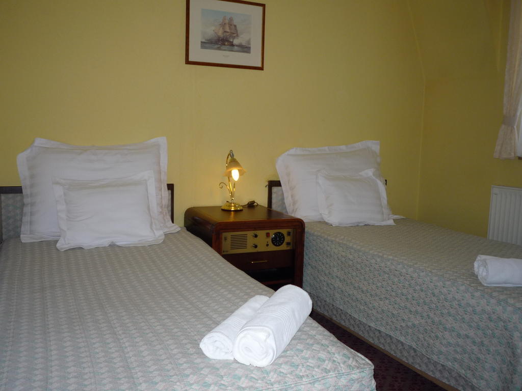 Hôtel Kaloz Fregatt Panzio & Etterem à Tata Chambre photo