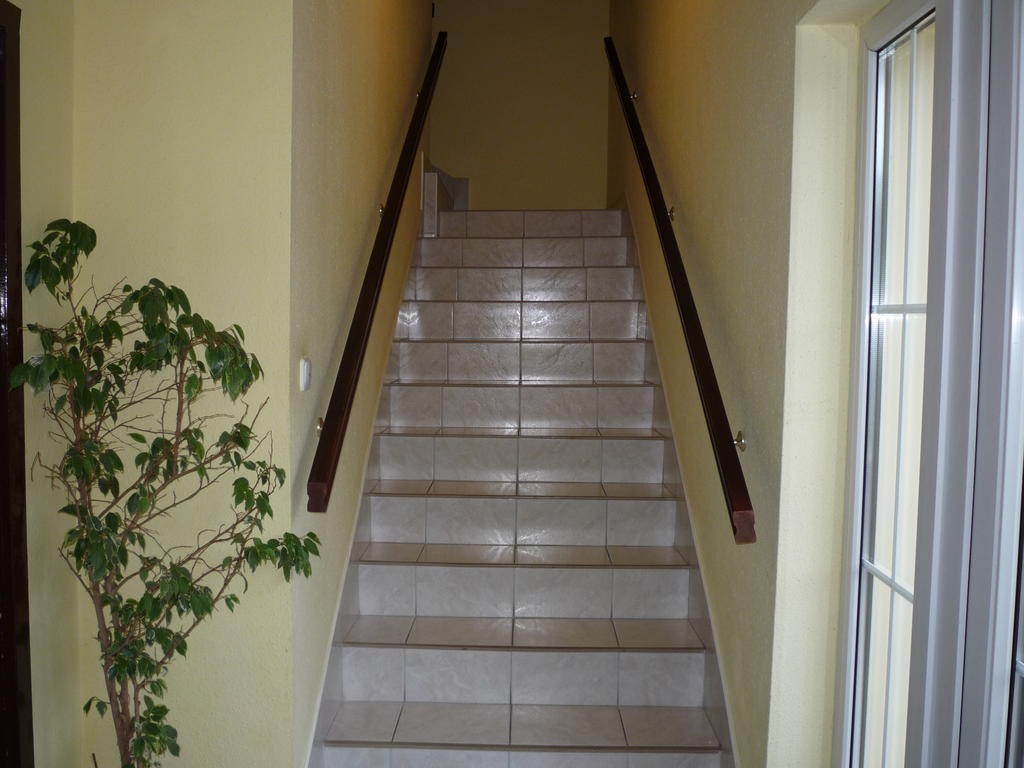 Hôtel Kaloz Fregatt Panzio & Etterem à Tata Extérieur photo