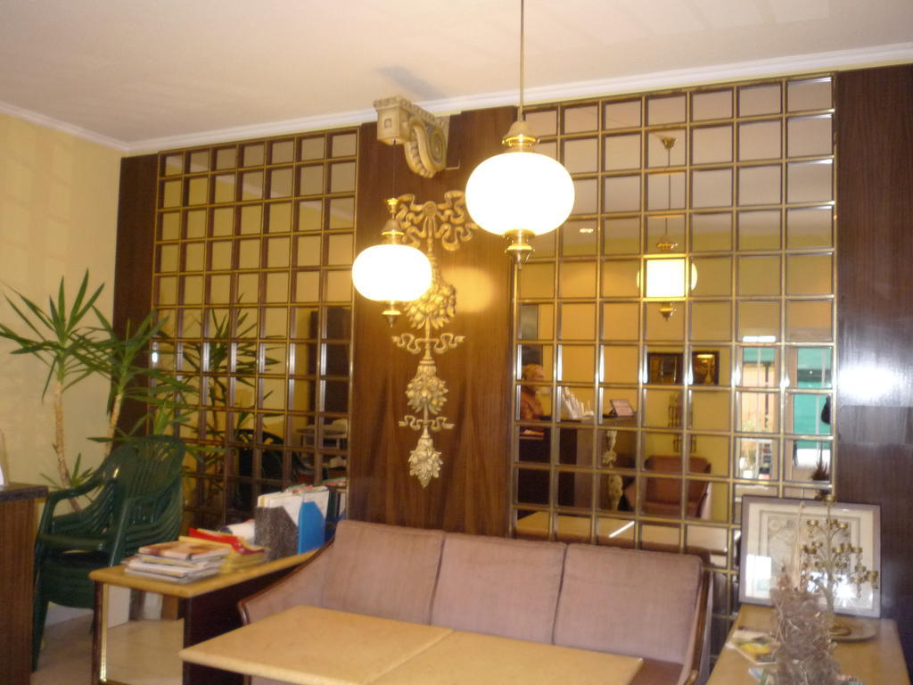 Hôtel Kaloz Fregatt Panzio & Etterem à Tata Extérieur photo