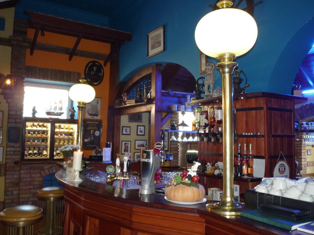 Hôtel Kaloz Fregatt Panzio & Etterem à Tata Extérieur photo